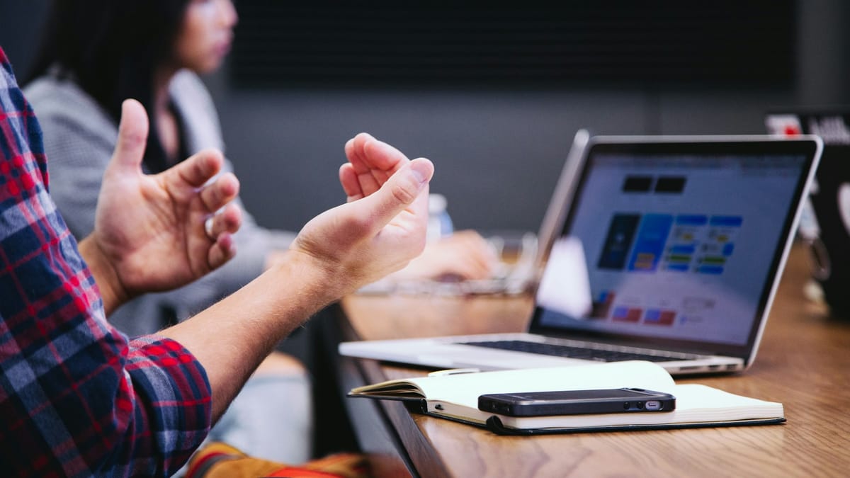 Técnico de assistência avaliando um aparelho enquanto analisa pedidos de clientes