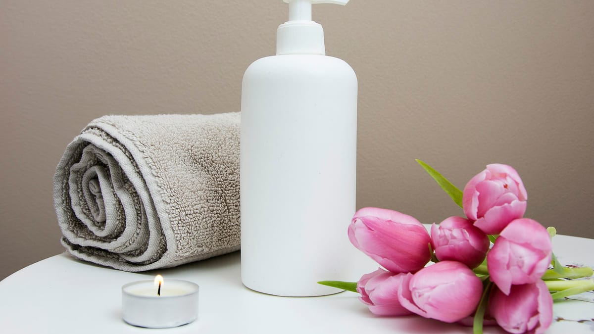 Gestora de clínica de estética analisando uma jornada de atendimento com página, anúncio e recepção