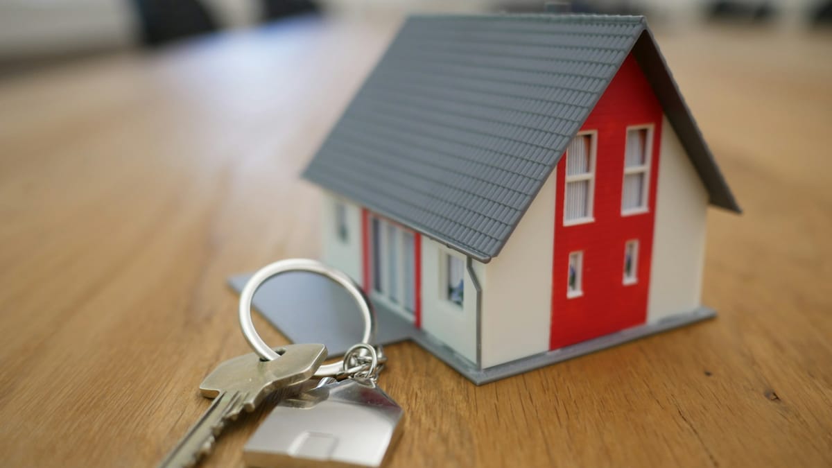 Gestora de imobiliária analisando contatos de potenciais compradores em uma tela