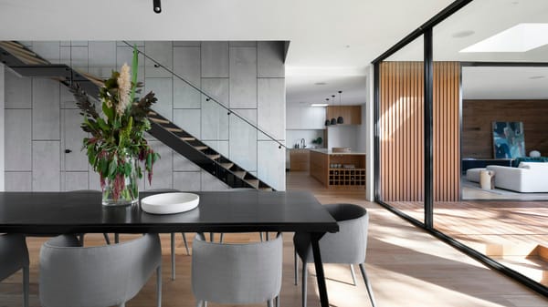 Profissional analisando diferentes criativos de um anúncio imobiliário