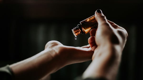 Gestora de clínica de estética analisando caminhos de descoberta e busca em um painel