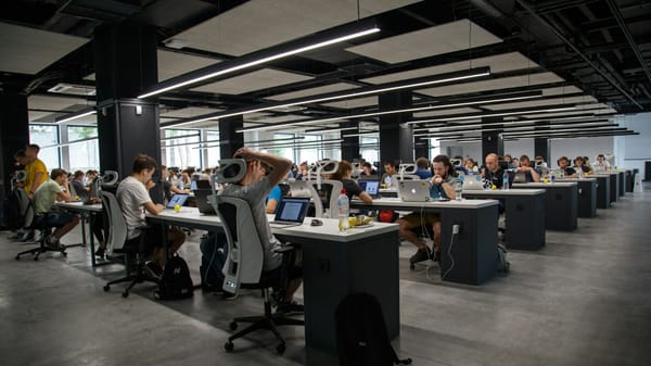 Bancada de assistência técnica com celular, ferramentas e mapa da cidade ao fundo