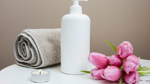 Gestora de clínica de estética analisando uma jornada de atendimento com página, anúncio e recepção