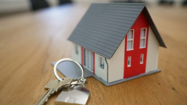 Gestora de imobiliária analisando contatos de potenciais compradores em uma tela